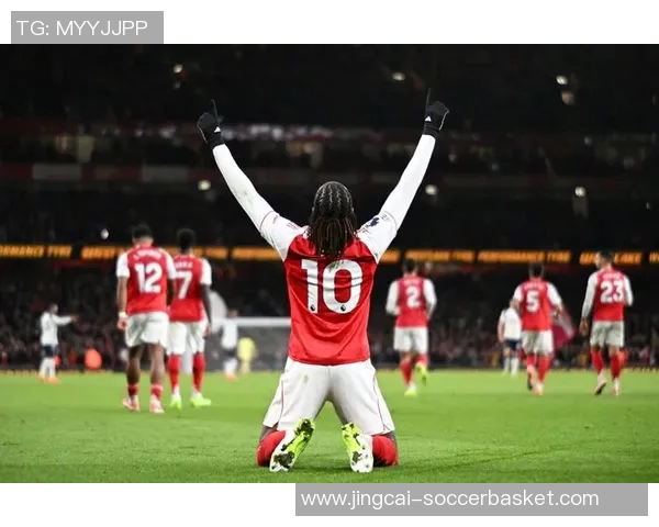 英超赛场惊现冷门那不勒斯逆转莱比锡上演帽子戏法精彩瞬间